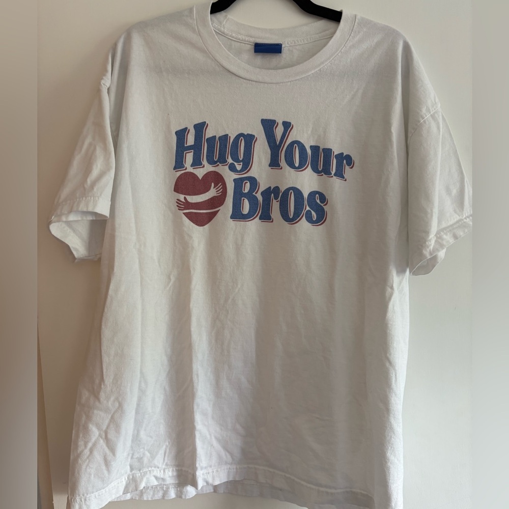 Graphic Tee ‘Hug Your Bros' Print